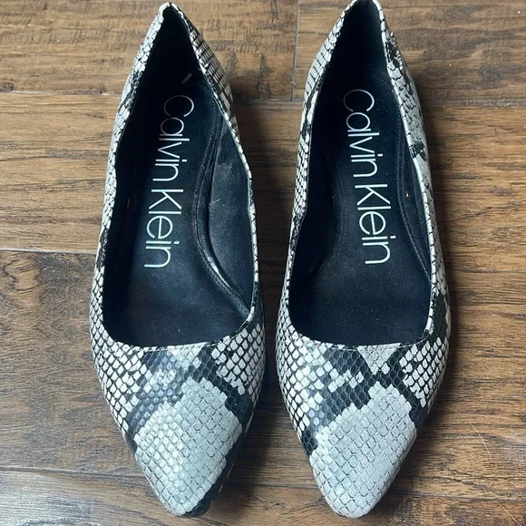 Calvin Klein Emerin Pointed Toe Flats Slip On Women Size 8.5 Black Snakeskin - Picture 2 of 3